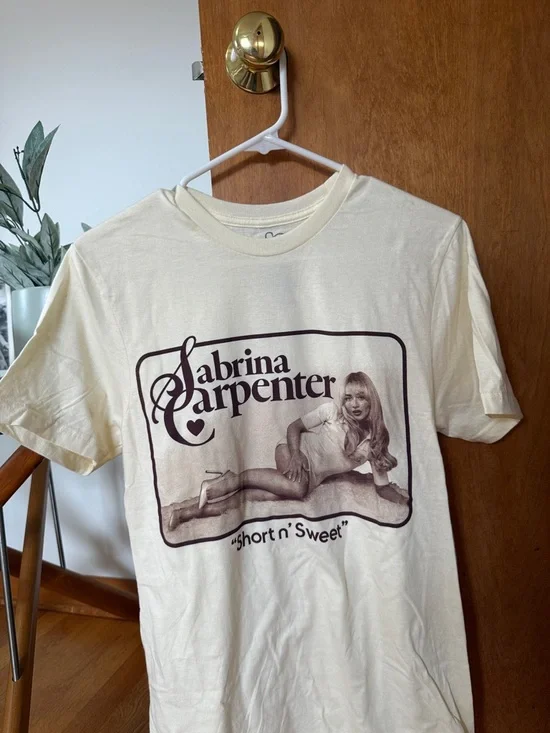 Sabrina Carpenter Graphic Tee - Picture 1 of 4
